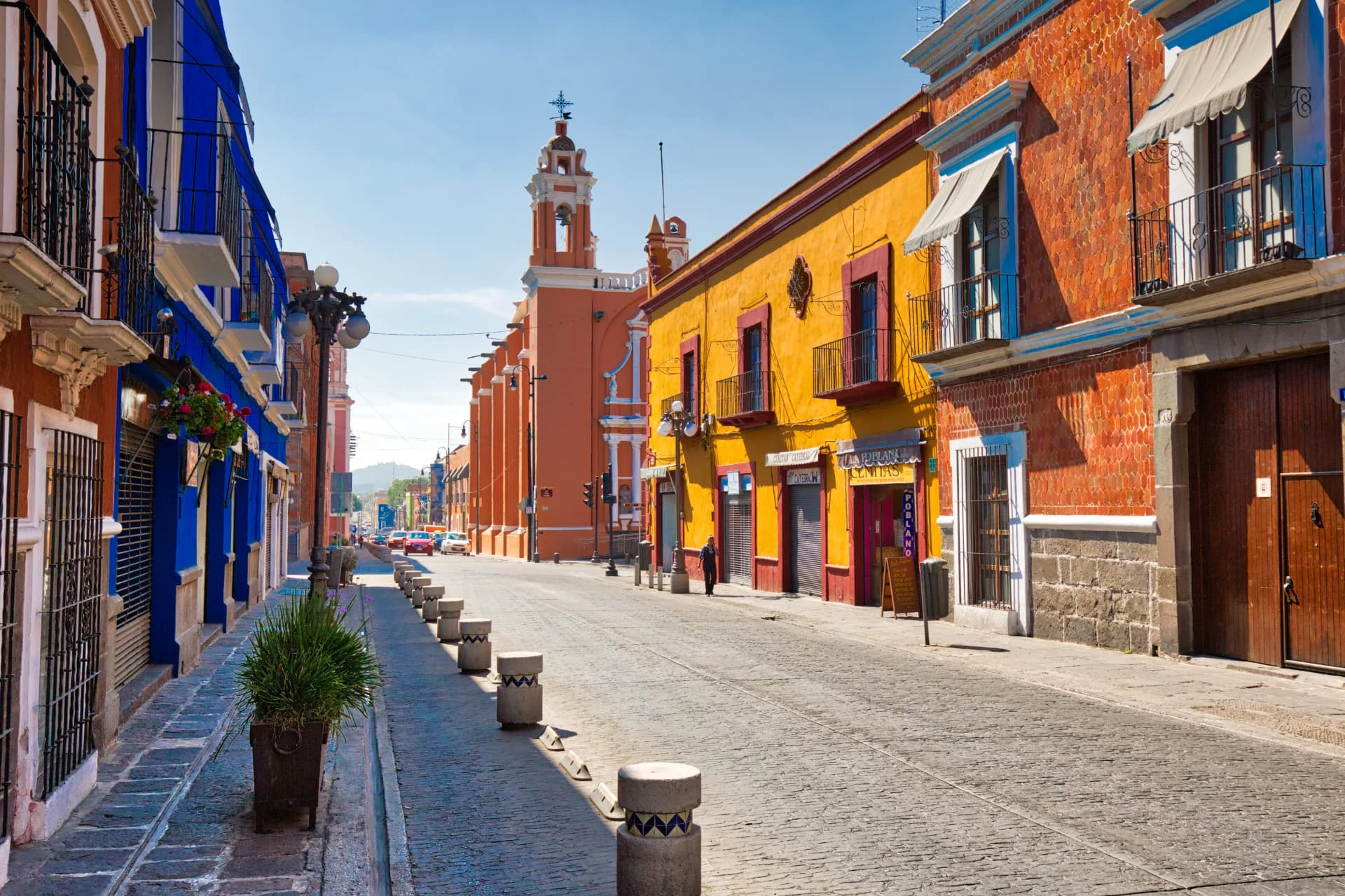 Calle del centro histórico de Puebla con fachadas de colores